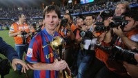 Messi yang berkostum Barcelona memegang trofi Piala Dunia Antar Klub FIFA 2009. Messi merayakan kemenangan itu di Zayed Sports City Stadium, Abu Dhabi setelah barcelona mengalahkan Estudiantes de La Plata dari Argentina 2-1. Pressefoto Ulmer/ullstein bild/Getty Images  