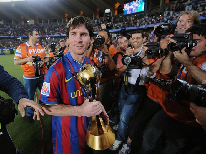 (GERMANY OUT)   Vereinigte Arabische Emirate VAE Abu Dhabi Abu Dhabi - FIFA Klub-WM 2009, Finale, Estudiantes de la Plata - FC Barcelona 1:2 nach Verlaengerung - Barcelonas Torschuetze Lionel Messi mit der Trophaee nach dem Spiel - 19.12.2009   (Photo by Pressefoto Ulmer\ullstein bild via Getty Images)