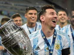 Messi mengangkat trofi Copa America 2021 Conmebol usai mengalahkan Brasil 1-0 pada babak final di Stadion Maracana, Rio de Janeiro, Brasil pada 10 Juli 2021. Thiago Ribeiro/NurPhoto/Getty Images  