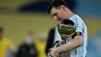 Messi juga meraih trofi pemain terbaik Copa America. Thiago Ribeiro/NurPhoto/Getty Images  