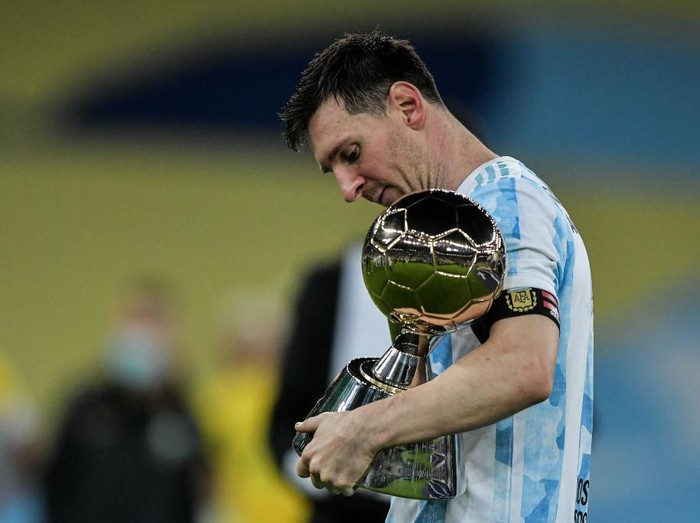 Lionel Messi player from Argentina lifts the champion's cup during an award ceremony at the end of the match against Brazil at the Maracana stadium for the decision of the Copa America 2021 championship, this Saturday (10). (Photo by Thiago Ribeiro/NurPhoto via Getty Images)