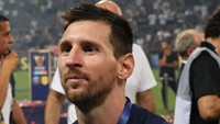 Messi yang berseragam PSG memegang medalinya setelah PSG memenangkan Piala Champions Prancis. Messi berhasil membawa trofi Liga Prancis 2021/2022. Jack Guez/AFP/Getty Images  