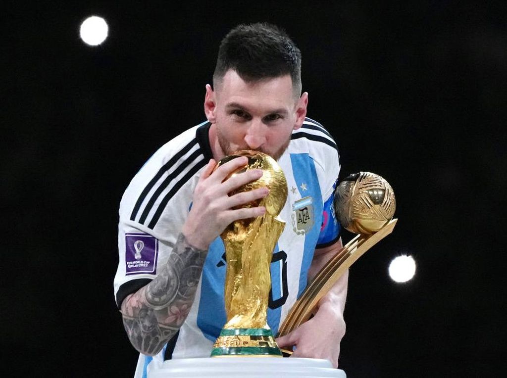Bisikan Trofi Piala Dunia Kepada Messi
