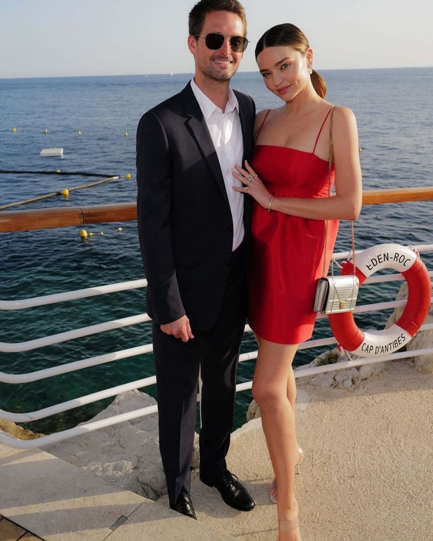 Gaun merah ala supermodel dunia untuk pesta malam Natal