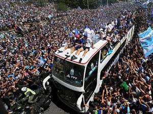 Suporter Menggila di Perayaan Juara, Pemain Argentina Dievakuasi Helikopter