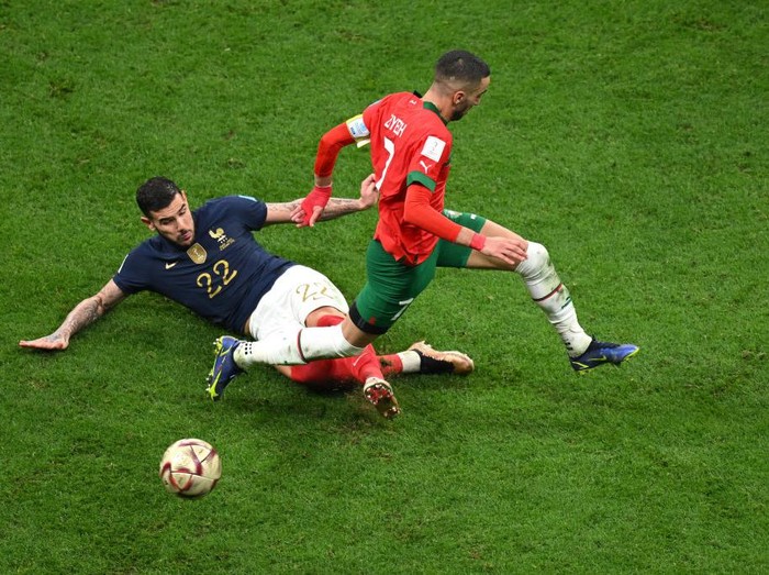 AL RAYYAN, QATAR - DECEMBER 09: Neymar of Brazil rides a tackle from Mateo Kovacic of Croatia during the FIFA World Cup Qatar 2022 quarter final match between Croatia and Brazil at Education City Stadium on December 09, 2022 in Al Rayyan, Qatar. (Photo by Alex Pantling/Getty Images)