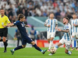 Dilansir dari BR Sport, Luka Modric (Kroasia) dan Sofyan Amrabat (Maroko), sama-sama bukukan 10 tekel sukses di Piala Dunia 2022 (Getty Images)