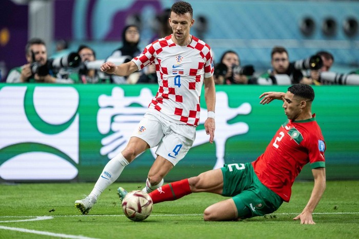 AL RAYYAN, QATAR - DECEMBER 09: Neymar of Brazil rides a tackle from Mateo Kovacic of Croatia during the FIFA World Cup Qatar 2022 quarter final match between Croatia and Brazil at Education City Stadium on December 09, 2022 in Al Rayyan, Qatar. (Photo by Alex Pantling/Getty Images)