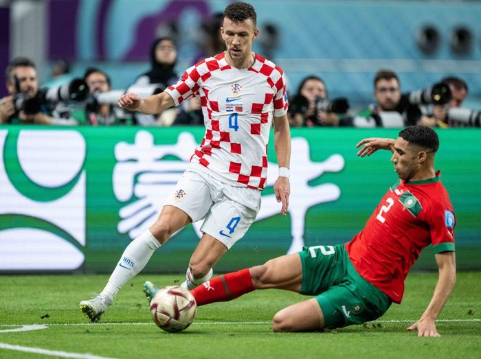 AL RAYYAN, QATAR - DECEMBER 09: Neymar of Brazil rides a tackle from Mateo Kovacic of Croatia during the FIFA World Cup Qatar 2022 quarter final match between Croatia and Brazil at Education City Stadium on December 09, 2022 in Al Rayyan, Qatar. (Photo by Alex Pantling/Getty Images)