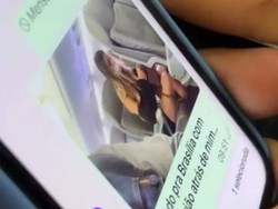 Cabul! Pria Ini Intip Rok Penumpang Wanita yang Lagi Tidur Lewat Hp