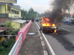 Ditabrak Motor dari Belakang, Pikap Terbakar di MERR Surabaya