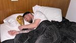 Potret Viral Messi Tidur Bareng Trofi Juara Dunia