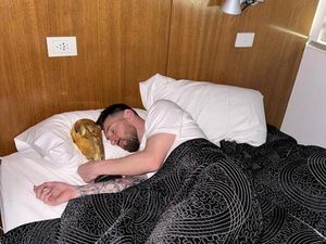 Potret Viral Messi Tidur Bareng Trofi Juara Dunia Potret Viral Messi Tidur Bareng Trofi Juara Dunia