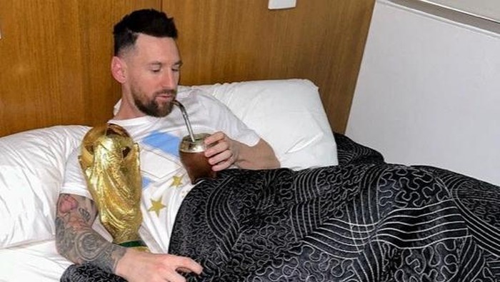 Argentinas Lionel Messi lies in bed with the FIFA World Cup trophy, at an unknown location, in this screenshot taken from social media and released on December 20, 2022. Instagram/leomessi/via REUTERS  THIS IMAGE HAS BEEN SUPPLIED BY A THIRD PARTY. MANDATORY CREDIT. NO RESALES. NO ARCHIVES.