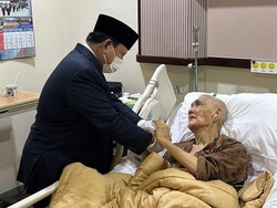 Momen Prabowo Genggam Erat Tangan Try Sutrisno yang Terbaring di RSPAD