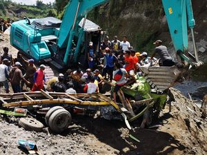 Longsor Tambang Pasir Kali Woro Klaten Tewaskan 2 Sopir Truk, Evakuasi 4 Jam Longsor Tambang Pasir Kali Woro Klaten Tewaskan 2 Sopir Truk, Evakuasi 4 Jam