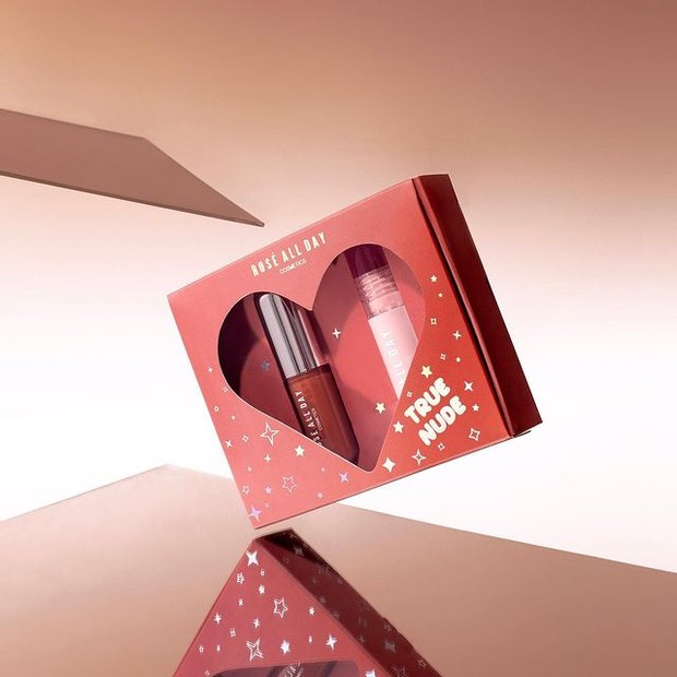 ROSE ALL DAY Holiday Bundle Lip Kit / foto: Instagram.com/roseallday.co ROSE ALL DAY Holiday Bundle Lip Kit