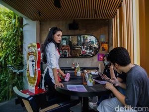 Wajah-wajah Jutek Bikin Emosi di Karens Diner