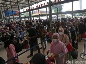 H-2 Natal, Stasiun Pasar Senen Mulai Dipadati Penumpang