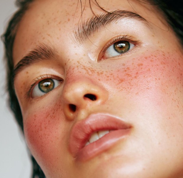 Sunburn blush/Foto: Instagram/catparnell tren makeup 2023