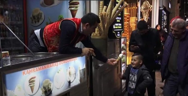 Tangkapan layar Funny Turkish Ice Cream Man in Istanbul/Foto: Youtube/Gezen Adams