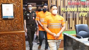 Penampakan 5 Tersangka-Barang Bukti Kasus Tragedi Kanjuruhan di Kejati Jatim