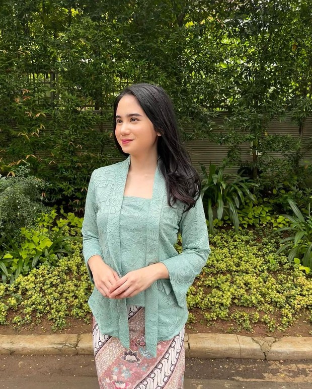 Tissa Biani dengan kebaya natural/Sumber: IG @tissabiani Tissa Biani dengan kebaya natural/Sumber: IG @tissabiani