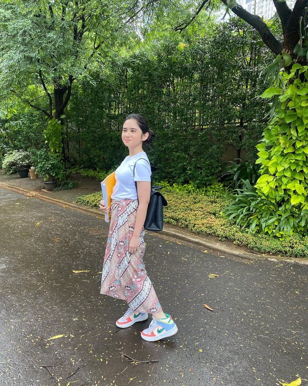 Tissa Biani mengenakan kain saat berkuliah/Sumber: IG @tissabiani Tissa Biani mengenakan kain saat berkuliah/Sumber: IG @tissabiani