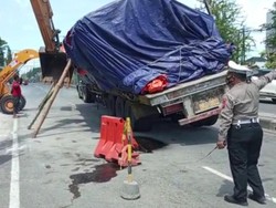 Truk Muat Besi Miring di Lamongan, Arus Lalin Sempat Macet 1 Km
