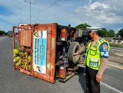 Truk Muat Elpiji Terguling di Tol Dupak-Perak, Lalin Macet Hampir 2 Km