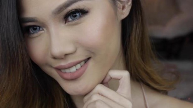 Tampilan makeup look Natal ala Vinna Gracia dengan gaya smokey eyes dan sapuan lipstik nude dibibir