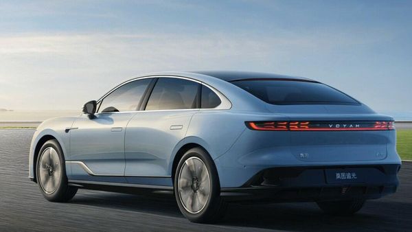 Penampakan Voyah Zhuiguang, Sedan Listrik China Punya 12 Radar Ultrasonik