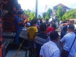 Geger! Anak-anak Temukan Orok di Balai Banjar Seraya Saat Bermain Geger! Anak-anak Temukan Orok di Balai Banjar Seraya Saat Bermain