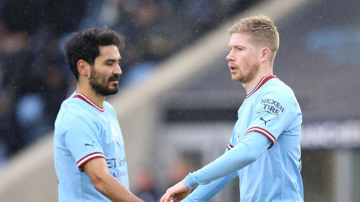 MANCHESTER, ENGLAND - DECEMBER 17: Kevin De Bruyne of Manchester City celebrates after scoring their sides first goal with Ilkay Gundogan during the friendly match between Manchester City and Girona at Manchester City Academy Stadium on December 17, 2022 in Manchester, England. (Photo by Jan Kruger/Getty Images)
