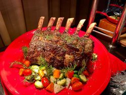 Ada Rib Eye Panggang hingga Santas Pao Basket Lezat di Restoran Italia Ini Ada Rib Eye Panggang hingga Santas Pao Basket Lezat di Restoran Italia Ini