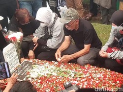 Aminah Cendrakasih Meninggal, Dimakamkan Satu Liang dengan Mak Wok