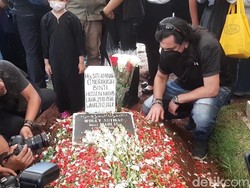 Suasana Haru, Aminah Cendrakasih Dimakamkan Satu Liang dengan Mak Wok