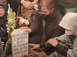 Tangis Keluarga Antar Jenazah Mak Nyak ke Peristirahatan Terakhir