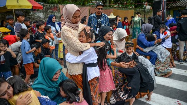 Jalani Sungkeman, Ibu dan Anak Saling Sesenggukan