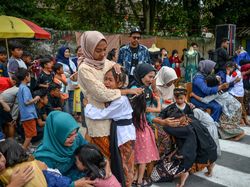 Jalani Sungkeman, Ibu dan Anak Saling Sesenggukan