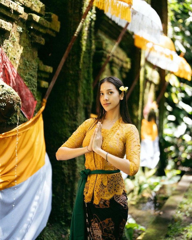 Anya Geraldine saat mengenakan kebaya Bali/Sumber: IG @anyageraldine Anya Geraldine saat mengenakan kebaya Bali/Sumber: IG @anyageraldine