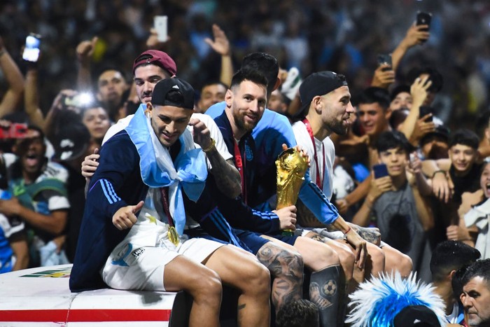 BUENOS AIRES, ARGENTINA - DECEMBER 20: Lionel Messi of Argentina smiles to the fans during the caravan of the Argentina mens national football team after winning the FIFA World Cup Qatar 2022 on December 20, 2022 in Buenos Aires, Argentina. (Photo by Rodrigo Valle/Getty Images)