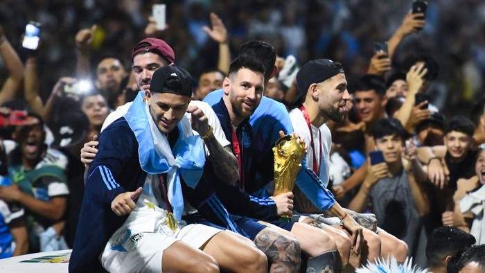 BUENOS AIRES, ARGENTINA - DECEMBER 20: Lionel Messi of Argentina smiles to the fans during the caravan of the Argentina mens national football team after winning the FIFA World Cup Qatar 2022 on December 20, 2022 in Buenos Aires, Argentina. (Photo by Rodrigo Valle/Getty Images)