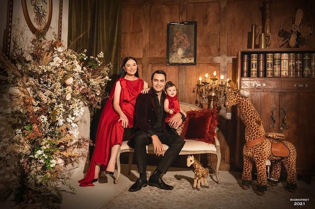 Asmirandah dengan Balutan Dress Tanpa Lengan Berwarna Merah Foto Instagram: asmirandah89