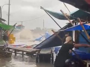 Diterjang Banjir Rob, Puluhan Lapak Pedagang di Pandeglang Rusak