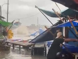 Diterjang Banjir Rob, Puluhan Lapak Pedagang di Pandeglang Rusak