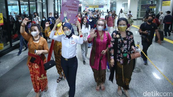 Emak-emak Berkebaya Galakkan Pencegahan Pelecehan Seksual di Kereta