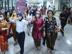 Emak-emak Berkebaya Galakkan Pencegahan Pelecehan Seksual di Kereta