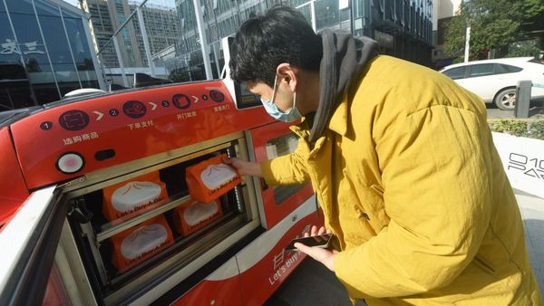 Canggih! Mobil Mungil di China Ini Jualan Makanan Tanpa Pengemudi Lho