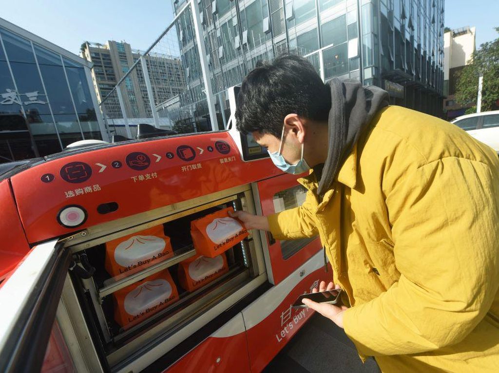 Canggih! Mobil Mungil di China Ini Jualan Makanan Tanpa Pengemudi Lho